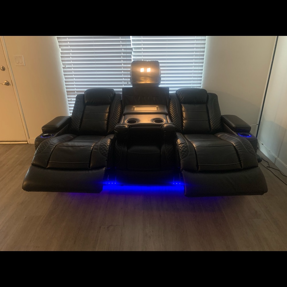 Couch - Picture 6 of 9